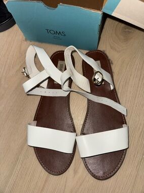 Steve Madden White Leather Strappy Sandals with Gold Buckle